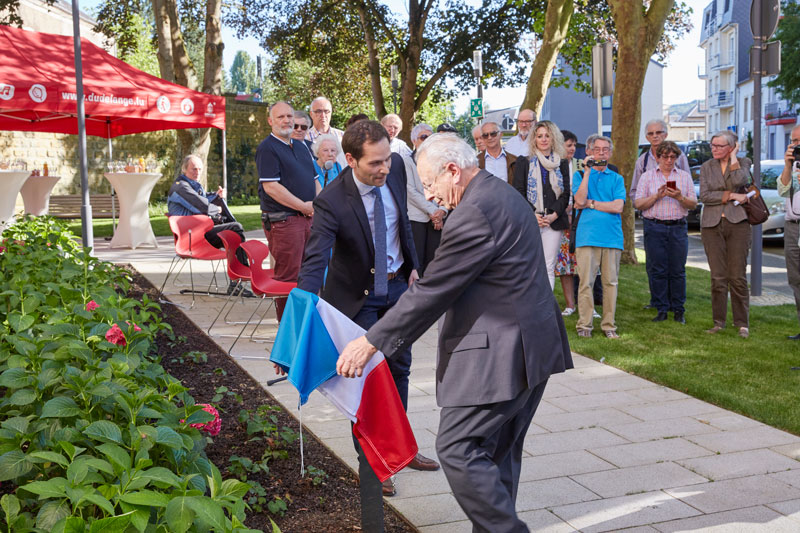 Inauguration de la plaque commémorative devant la maison sociale